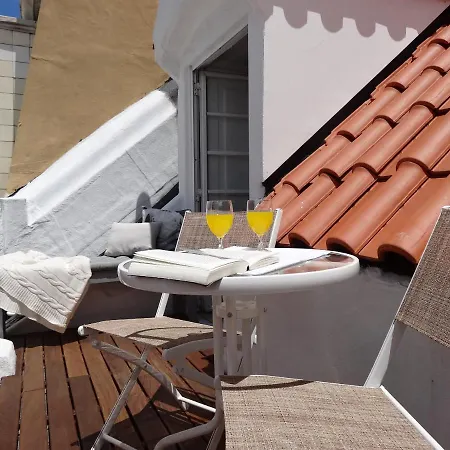 The Downtown Terrace - Fabulous Views, Sun Deck, Penthouse, 5th-floor No Lift Лиссабон