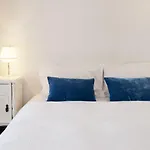Apartamento The Downtown Terrace - Fabulous Views, Sun Deck, Penthouse, 5th-floor No Lift Lisboa