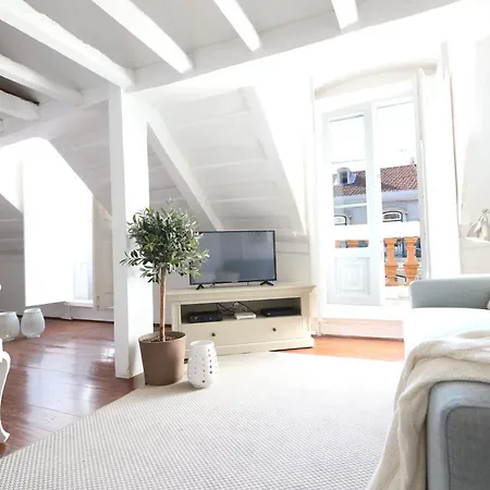 The Downtown Terrace - Fabulous Views, Sun Deck, Penthouse, 5th-floor No Lift Lissabon