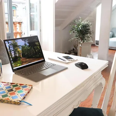 The Downtown Terrace - Fabulous Views, Sun Deck, Penthouse, 5th-floor No Lift Lissabon