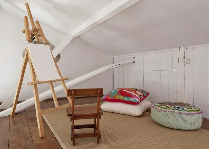 The Downtown Terrace - Fabulous Views, Sun Deck, Penthouse, 5th-floor No Lift شقة