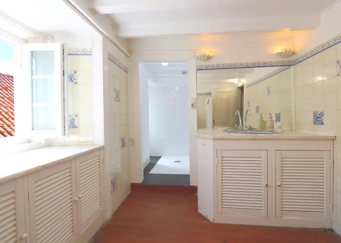 The Downtown Terrace - Fabulous Views, Sun Deck, Penthouse, 5th-floor No Lift شقة